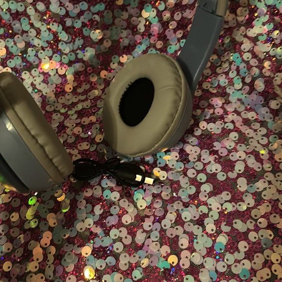 Cat Ear Wireless Headphones with RGB Lights - Picture 3 of 8